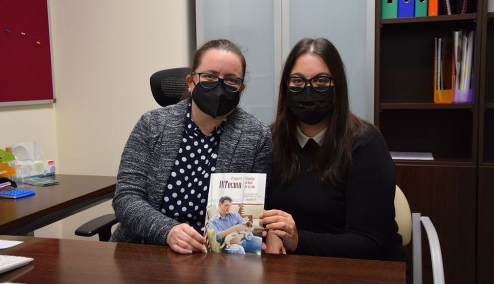 Cristina Gutiérrez y Ana María Jorge, gestoras de casos en el proyecto INTecum en Salamanca
