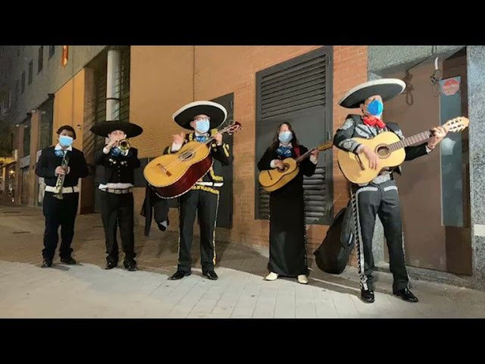 VÍDEO | Forocoches ‘manda’ unos mariachis a la sede de Podemos para cantar ‘La Cucaracha’, ‘Canta y no llores’, ‘Sigo siendo el rey’ o ‘Rata de dos patas’