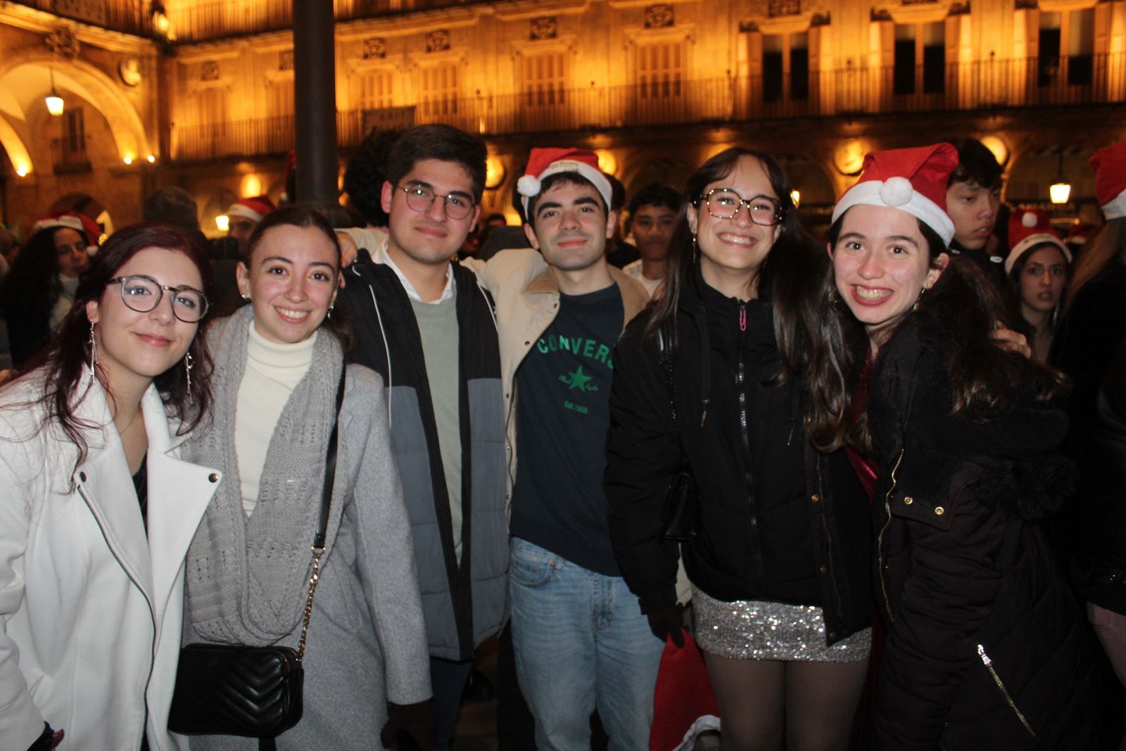 Miles de personas disfrutan de las campanadas y la fiesta del Fin de Año Universitario