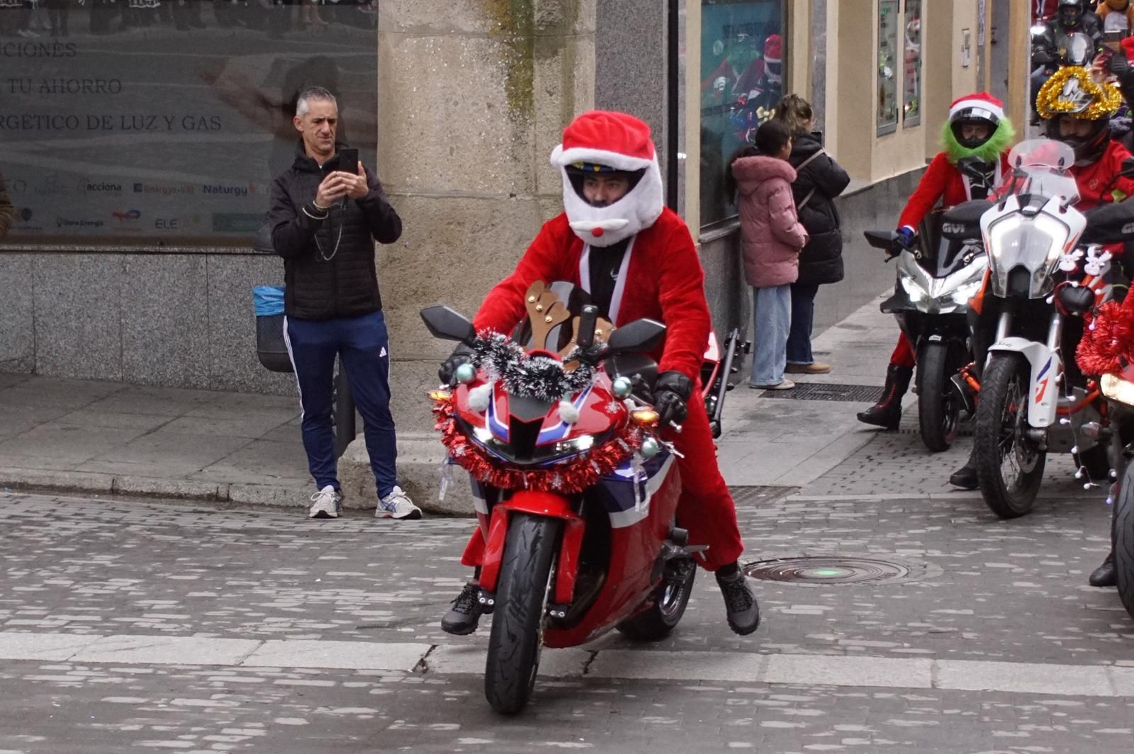 Alba de Tormes se despierta con el ruido de la 'Papanoelada motera' presidida por Papá Noel