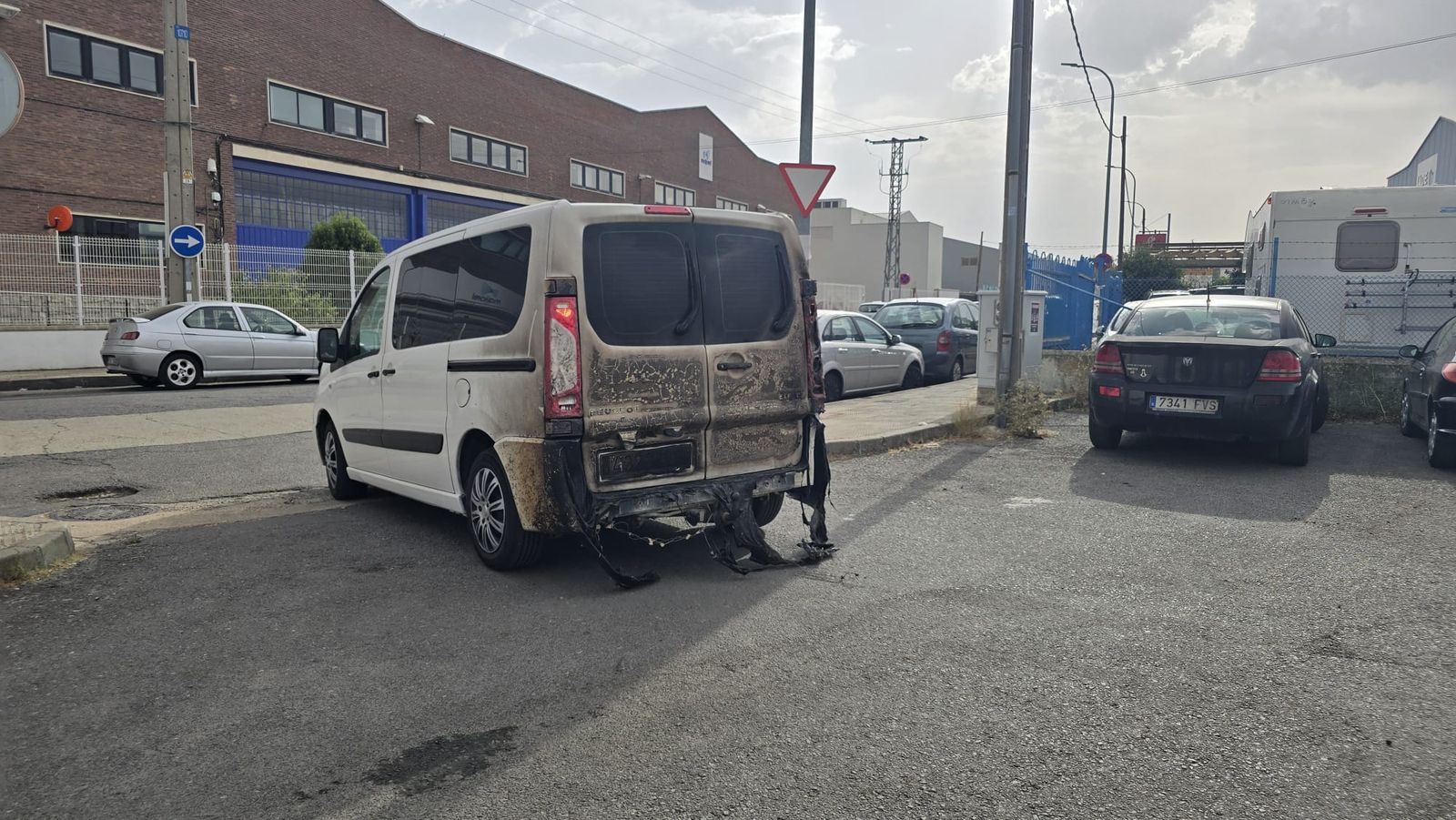 Los bomberos sofocan un gran incendio en el Polígono Industrial de Los Montalvos