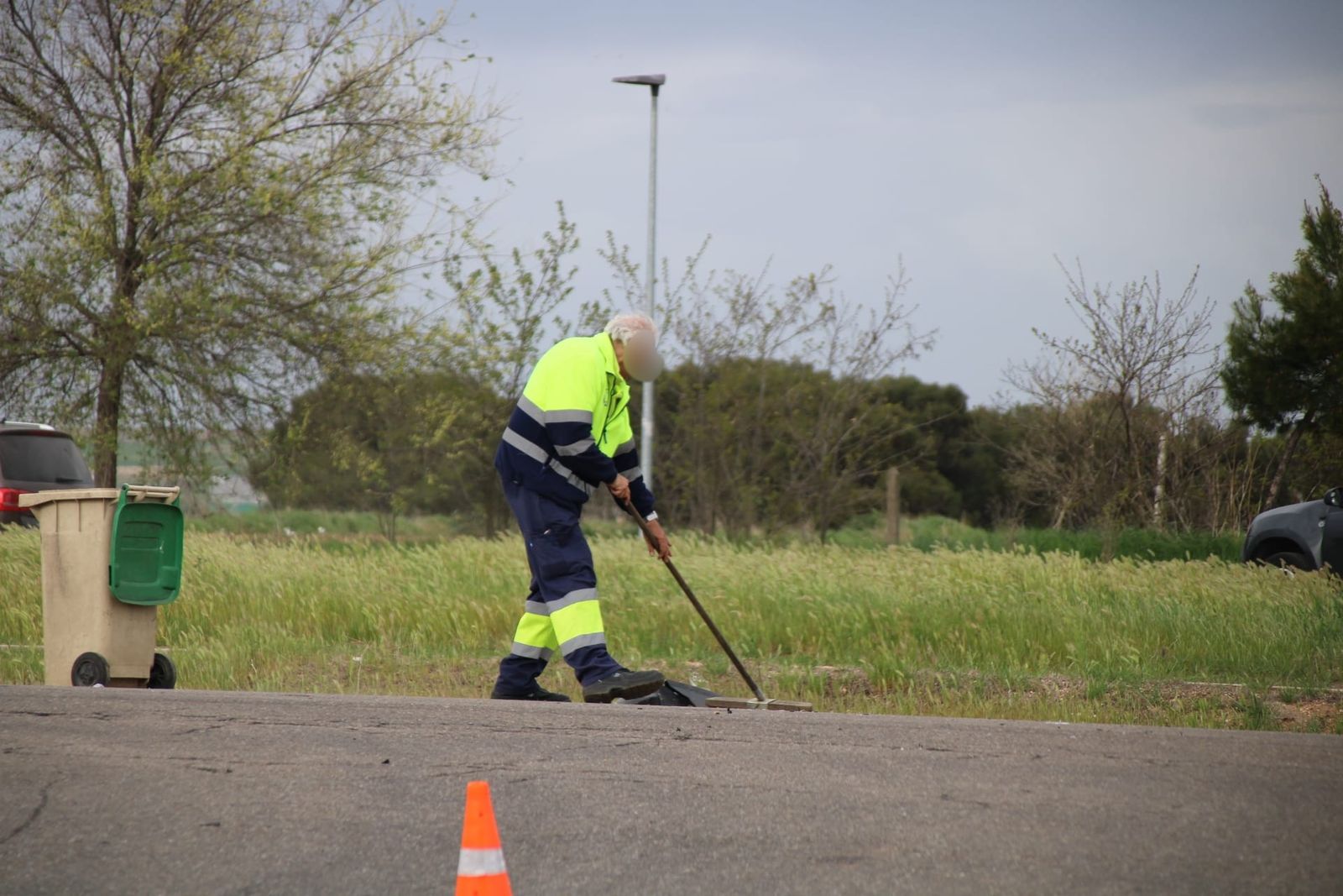 Accidente entre un motorista y un turismo en la avenida de los Agustinos Recoletos