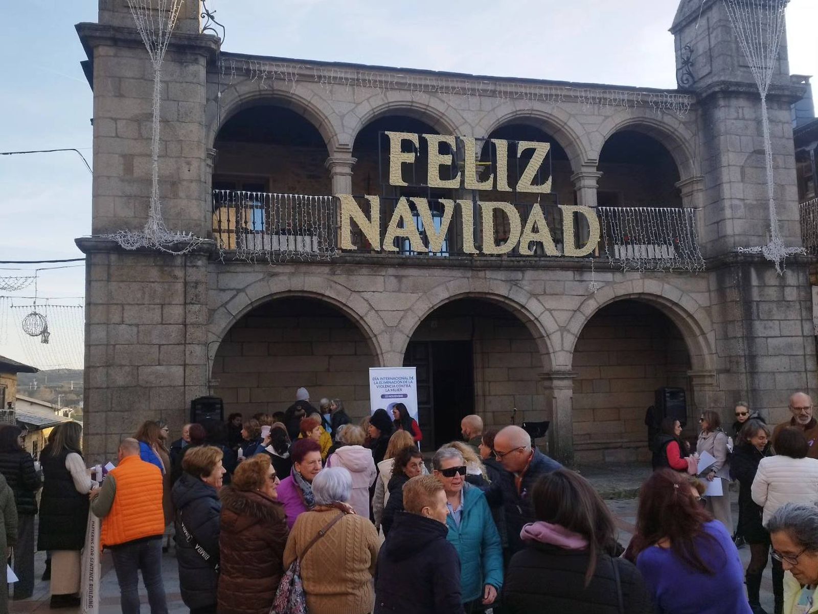 Imagen de las luces colocadas en la facha del Consistorio