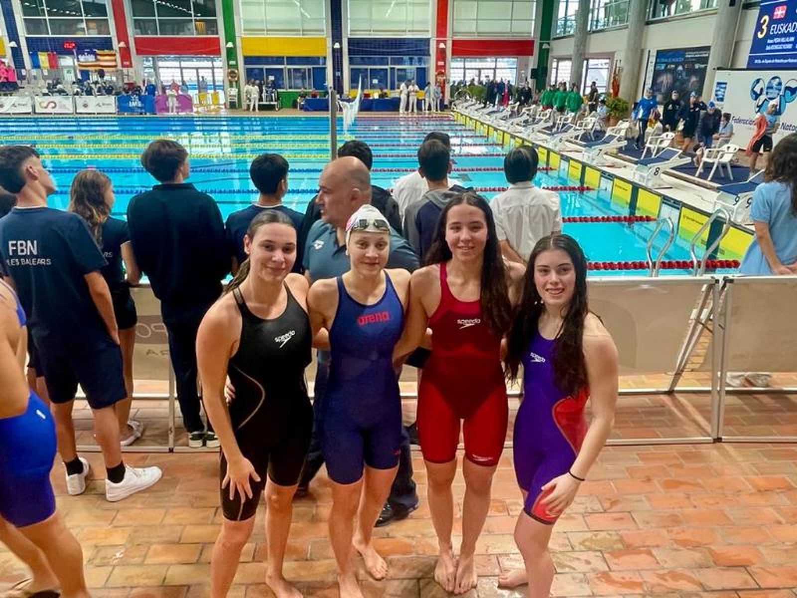 Las componentes del relevo del 4x200M Libre, de izda a dcha, Jimena González, Sofía Álvarez, Sofía Arroyo y Jimena Pedregal.