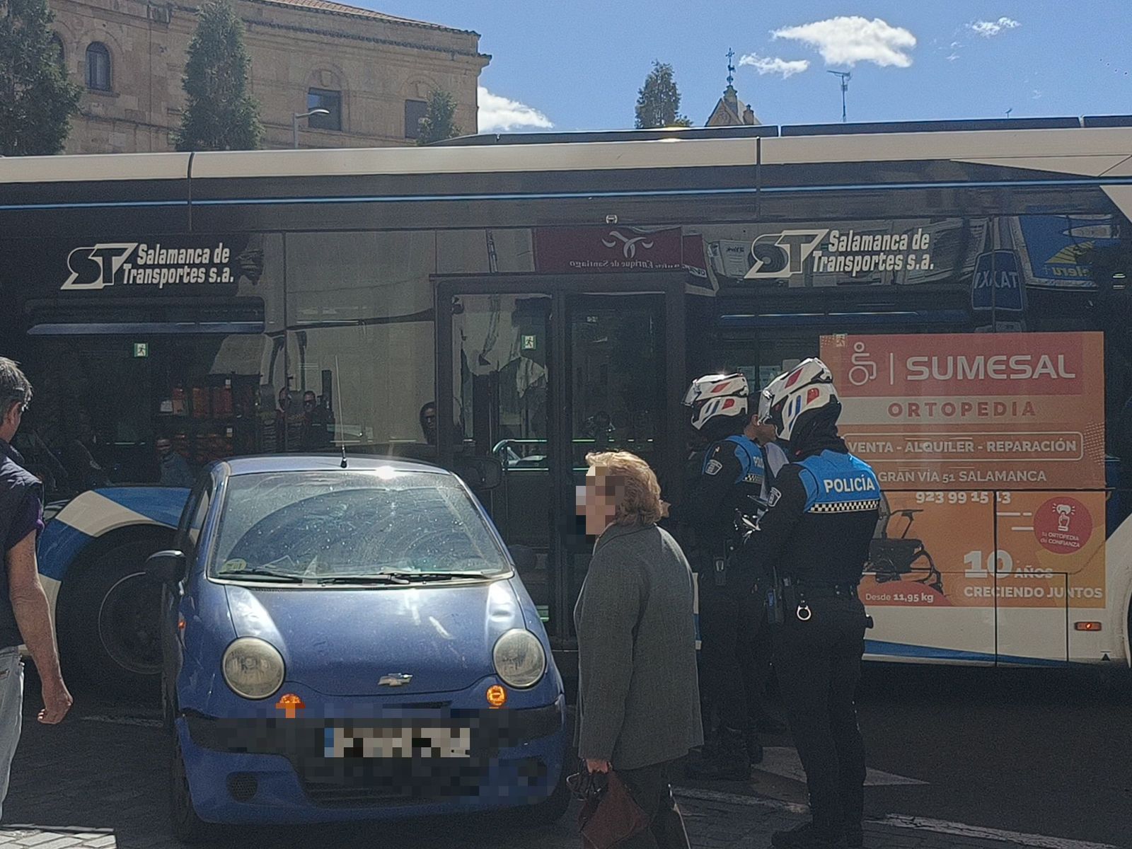 Un coche golpea a un autobús urbano después de haber colisionado con otro vehículo en la Puerta de Zamora