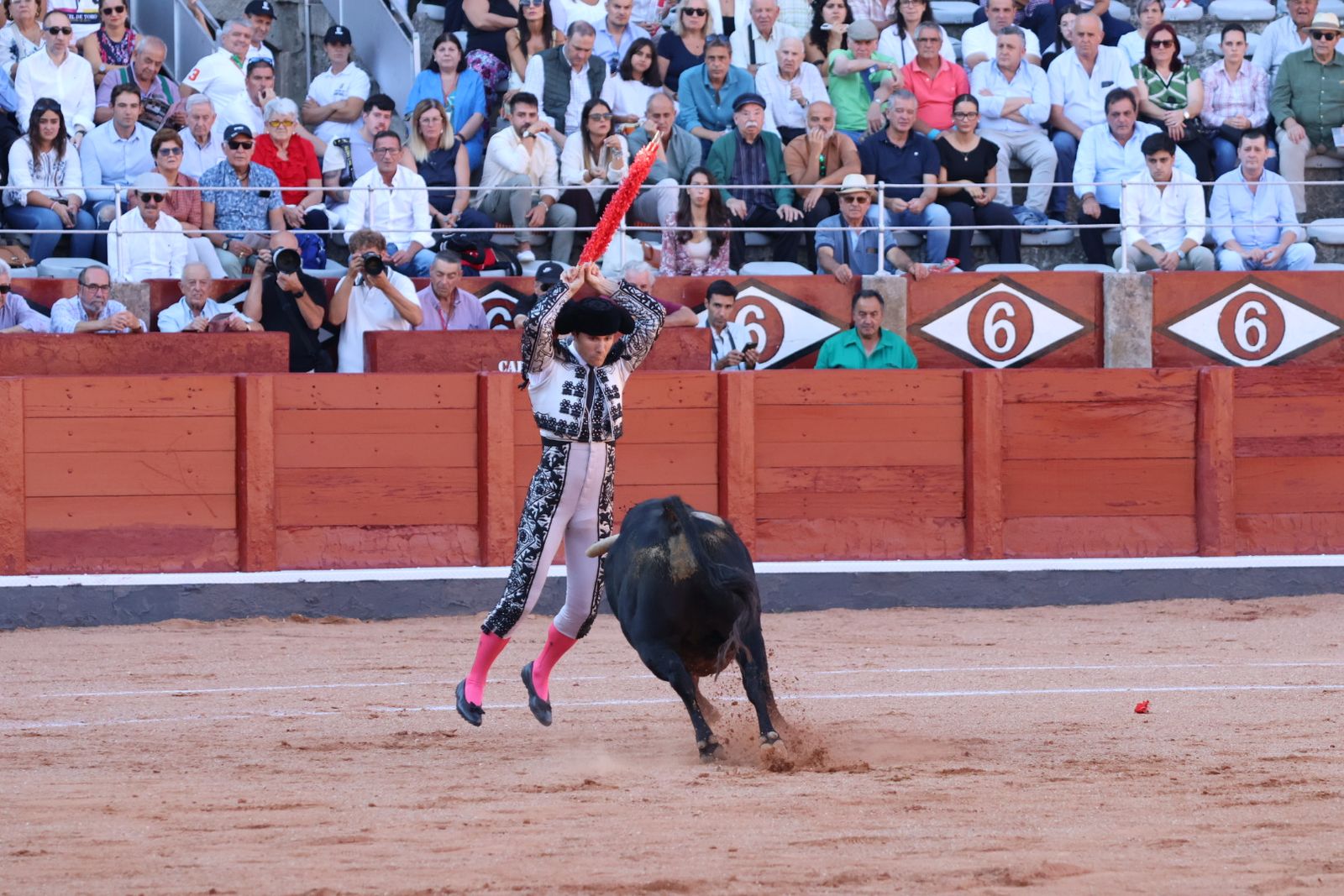 La Glorieta revive el aroma de la feria taurina con el primer festejo: Lea Vicens, Raquel Martín y Olga Casado