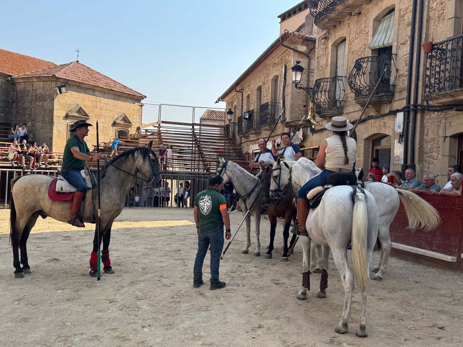 Encierro de bueyes en Aldeadávila de la Ribera para enseñarles el camino para los encierros en sus fiestas 2025