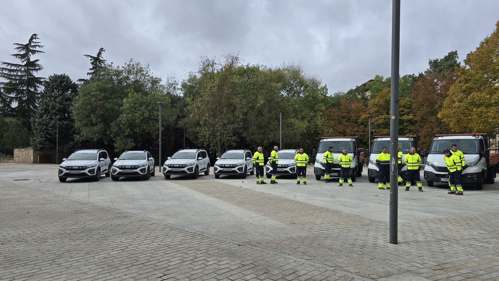 El concejal de Fomento, Fernando Carabias, presenta la nueva maquinaria para el mantenimiento de viales de la ciudad