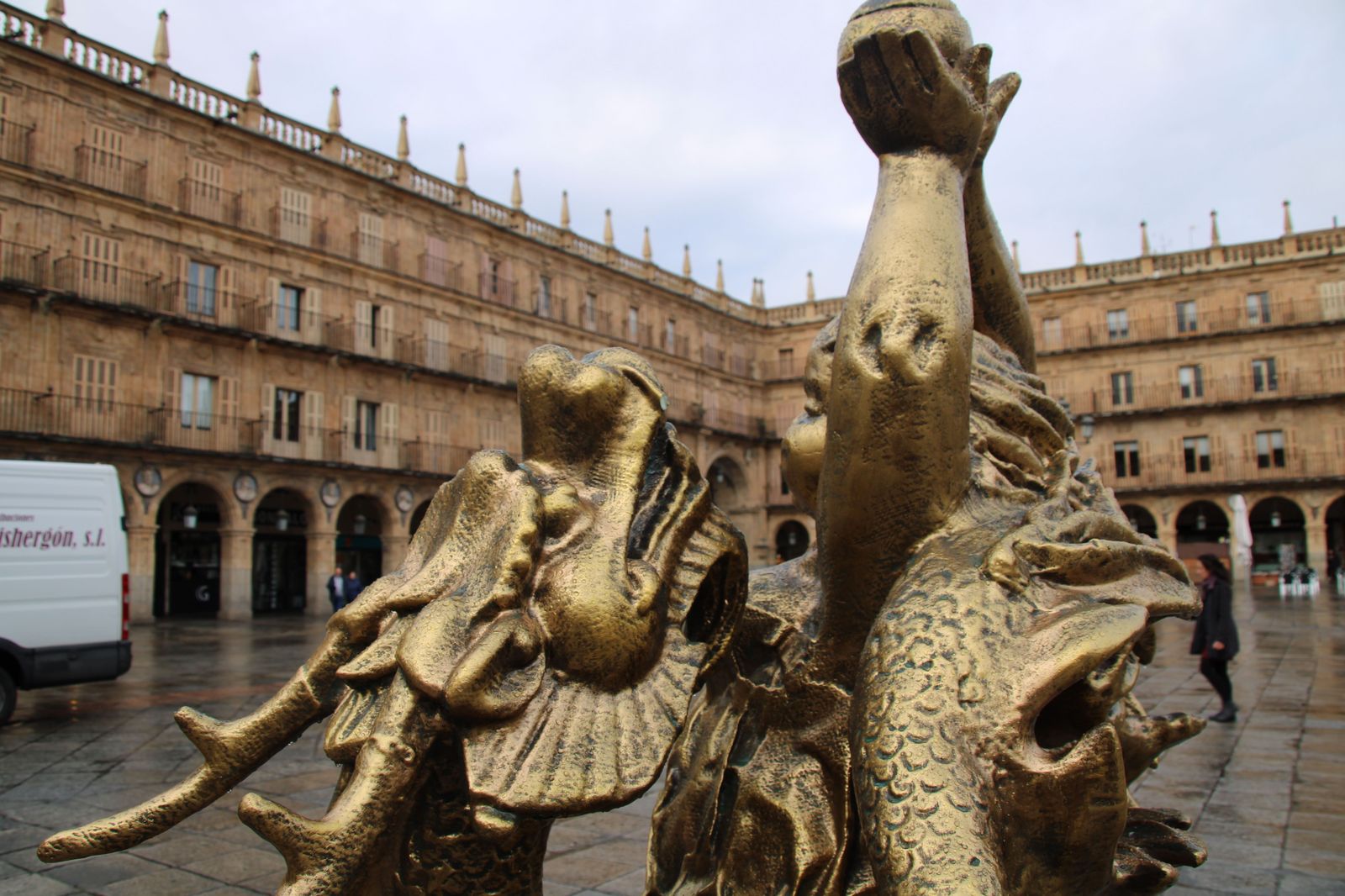 Estatuta del dragón de Xu Hongfei en la Plaza Mayor (2)