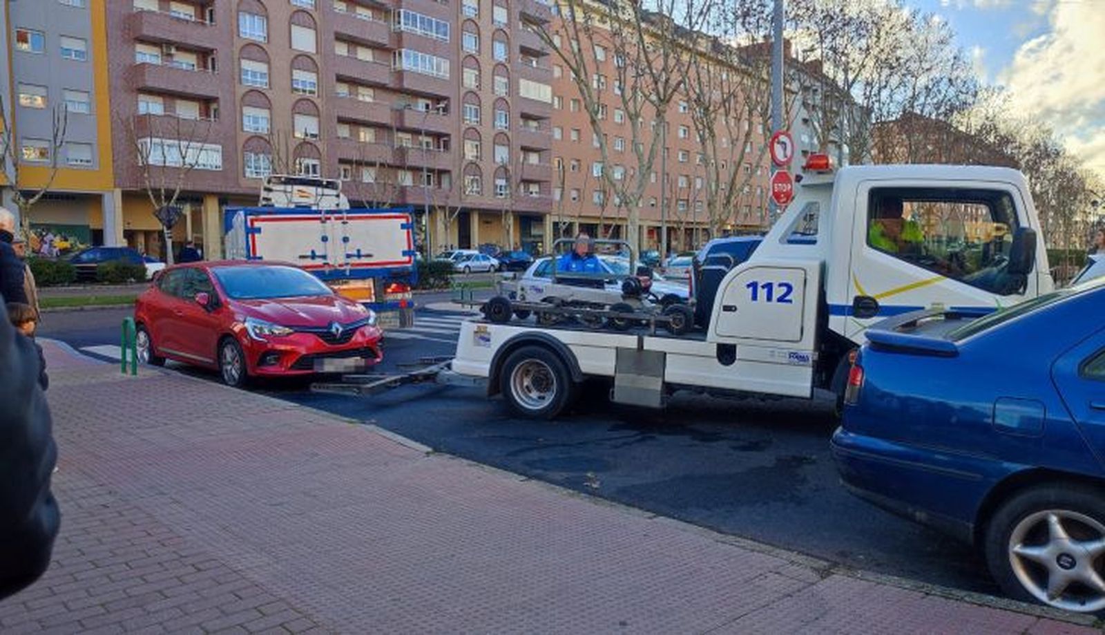La grúa se lleva al coche. La grúa se lleva al coche.