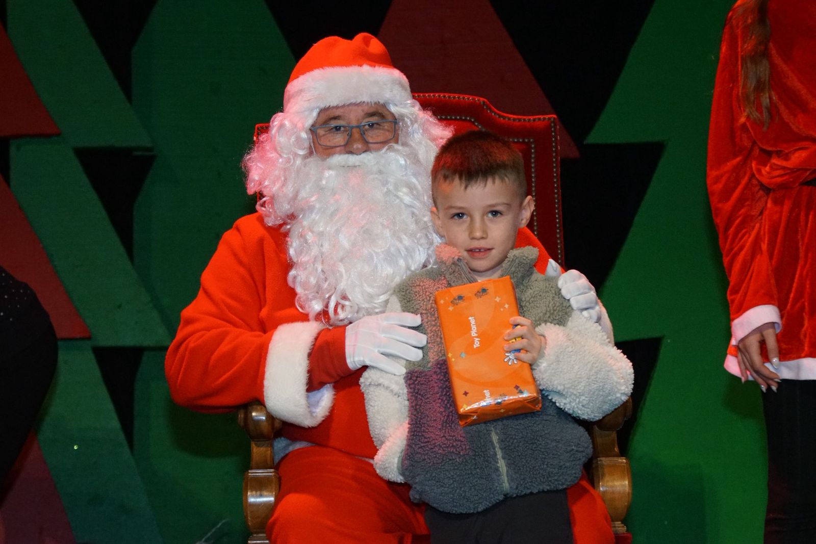 Papá Noel recorre las calles de Alba de Tormes y entrega regalos a los niños