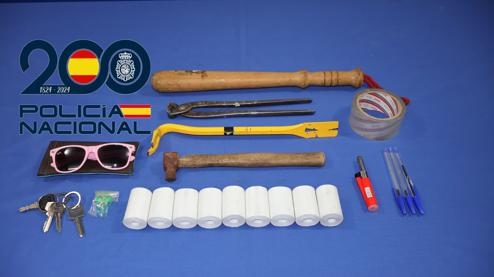 Objetos sustraídos por la policía tras el robo en una tienda de embutidos y un coche el pasado sábado 17 de enero