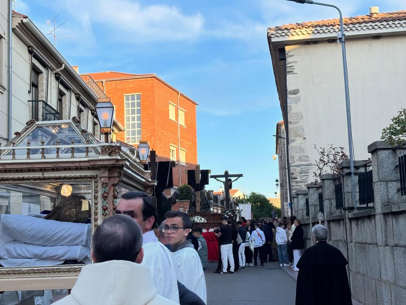 Alba de Tormes vuelve a vivir su Viernes Santo más especial con el Santo Entierro y sus trece pasos