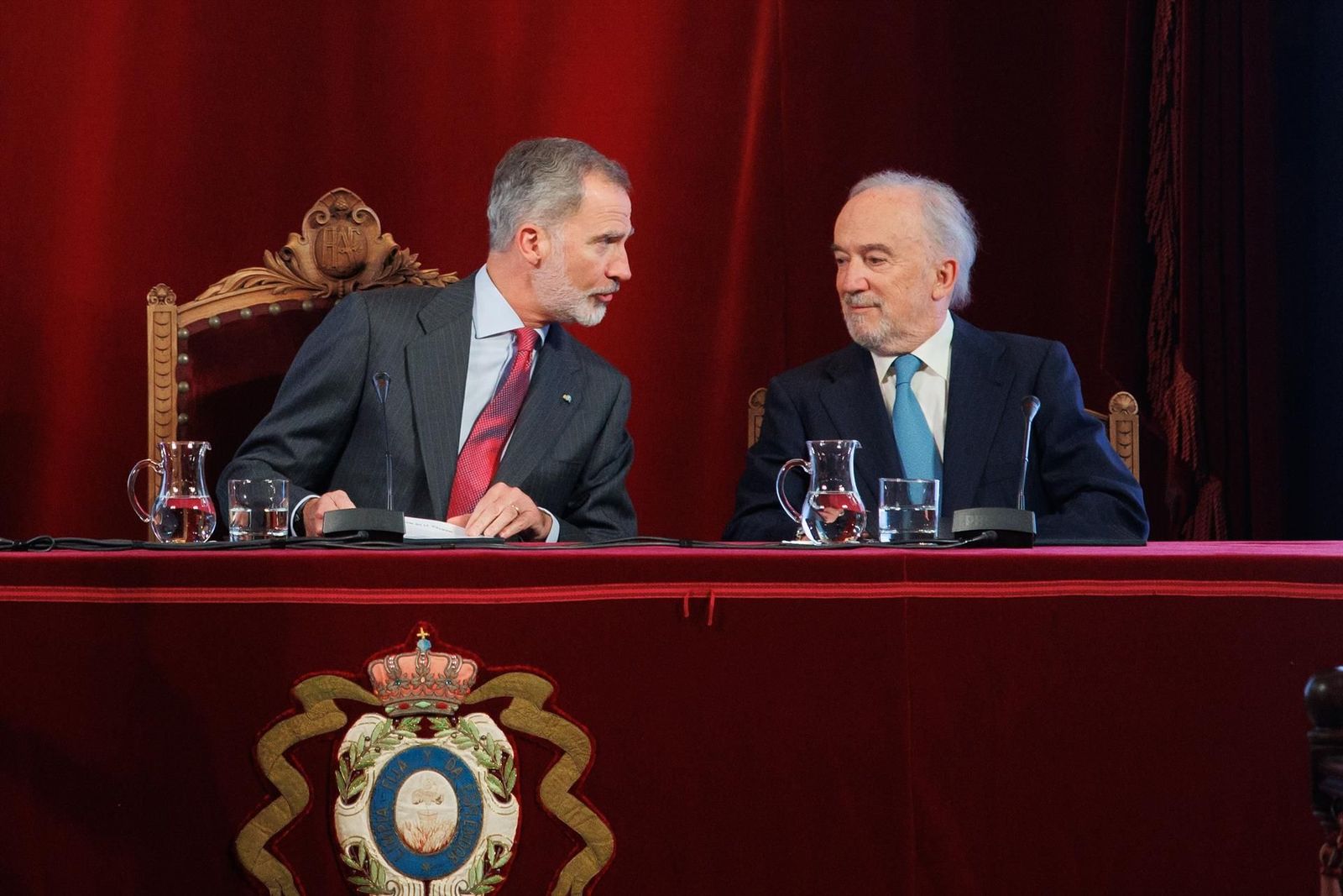 El Rey Felipe VI (i)y el Director de la RAE, Santiago Muñoz Machado (d), durante la presentación de la ‘Red Panhispánica de Lenguaje Claro’, en la Sede de la Real Academia Española - Alejandro Martínez Vélez - Europa Press