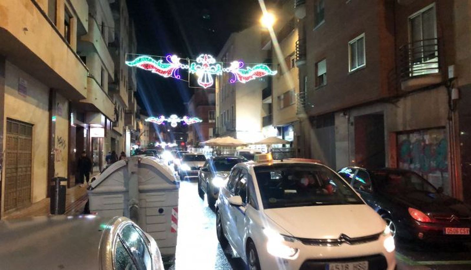 Atascos en las calles aledañas al recorrido de la cabalgata. Foto SALAMANCA24HORAS. (2)