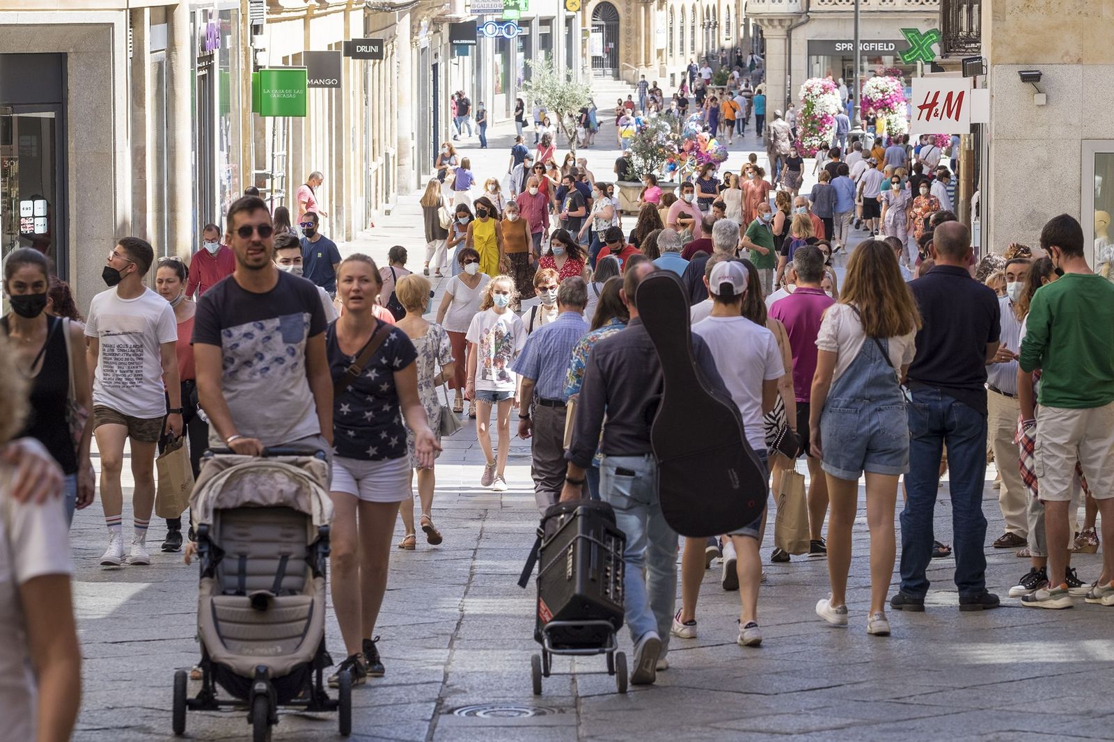 La incidencia del coronavirus cae este lunes, pero Salamanca se mantiene en riesgo extremo. ICAL