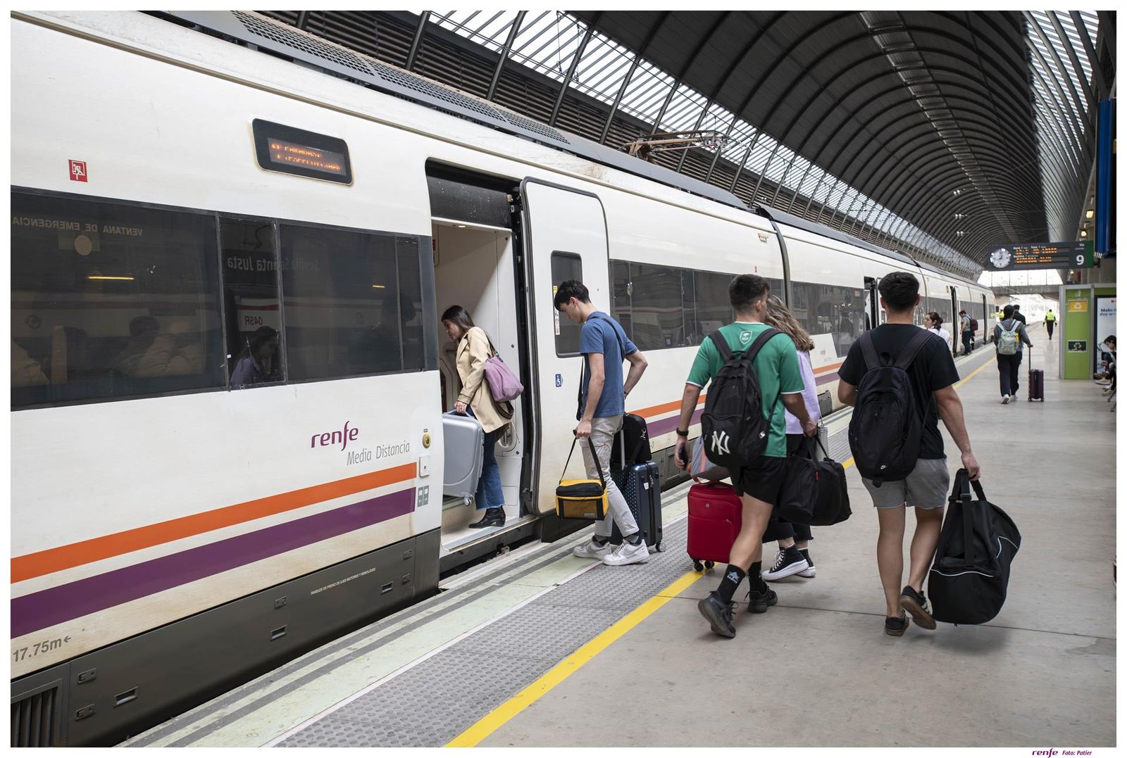 Viajeros subiendo a un tren. EP