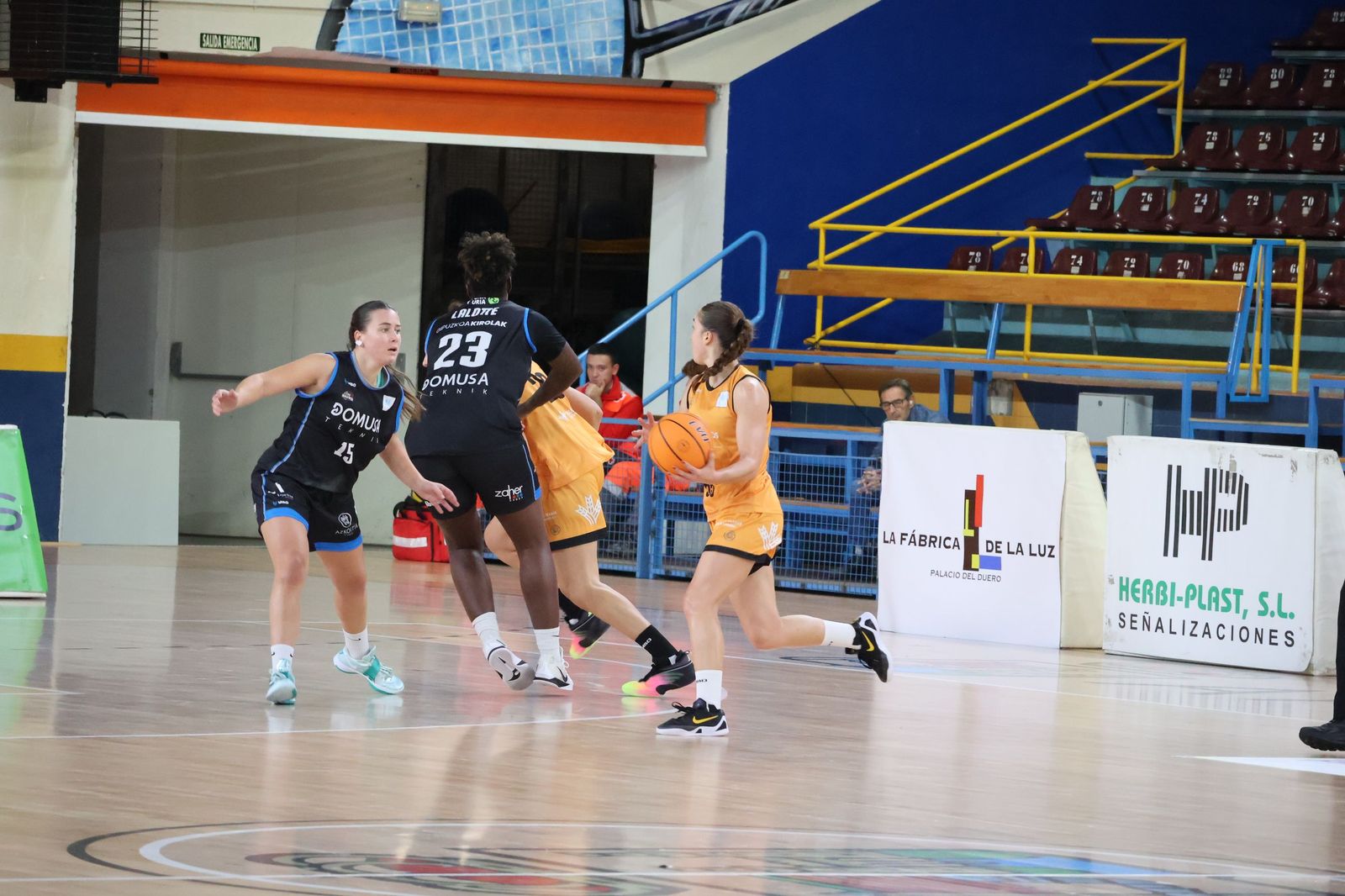 GALERÍA | Encuentro muy ajustado entre el Zamarat y el Domusa Teknik