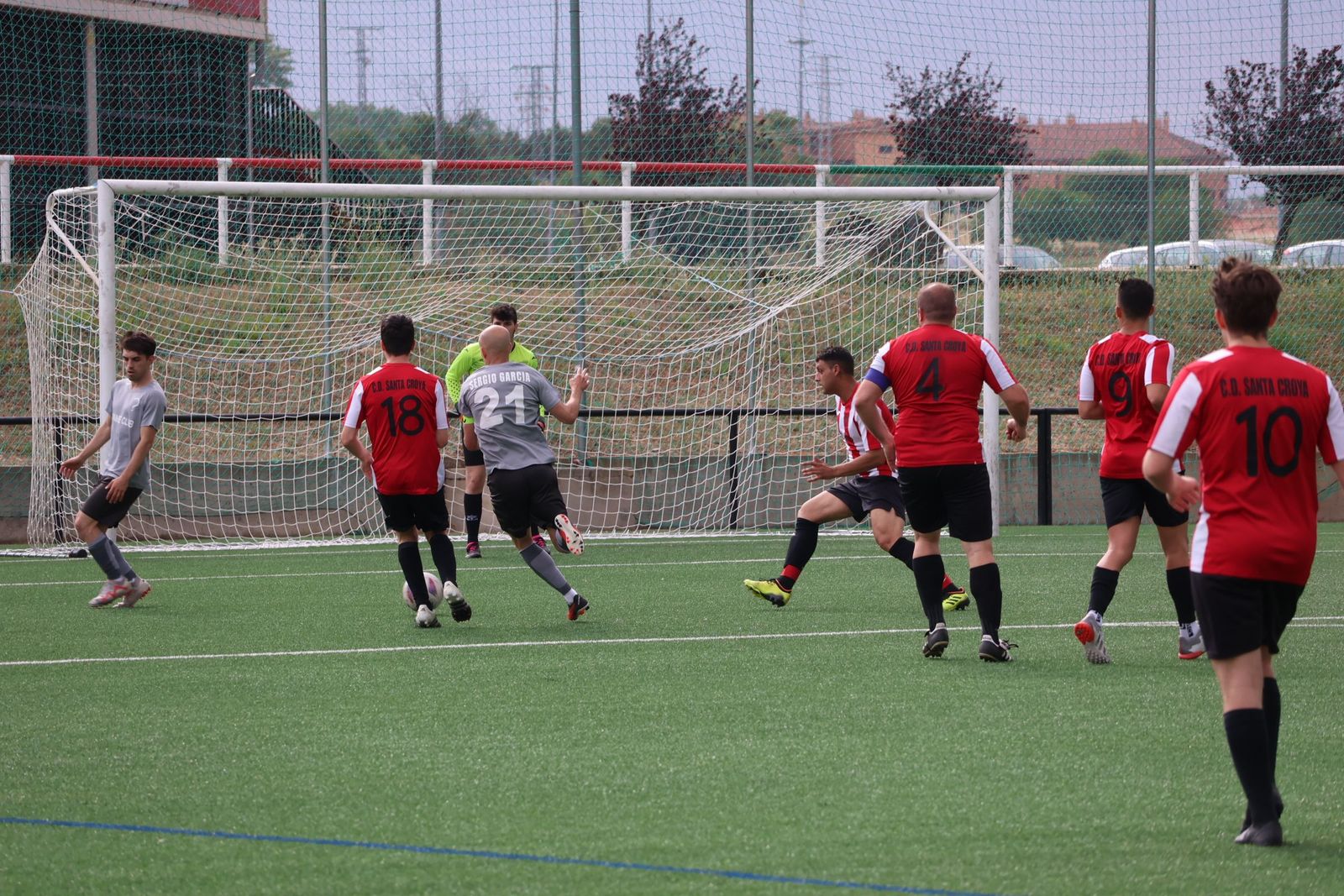 Sergio García pelea un balón en el área en un partido de Provincial ante Santa Croya