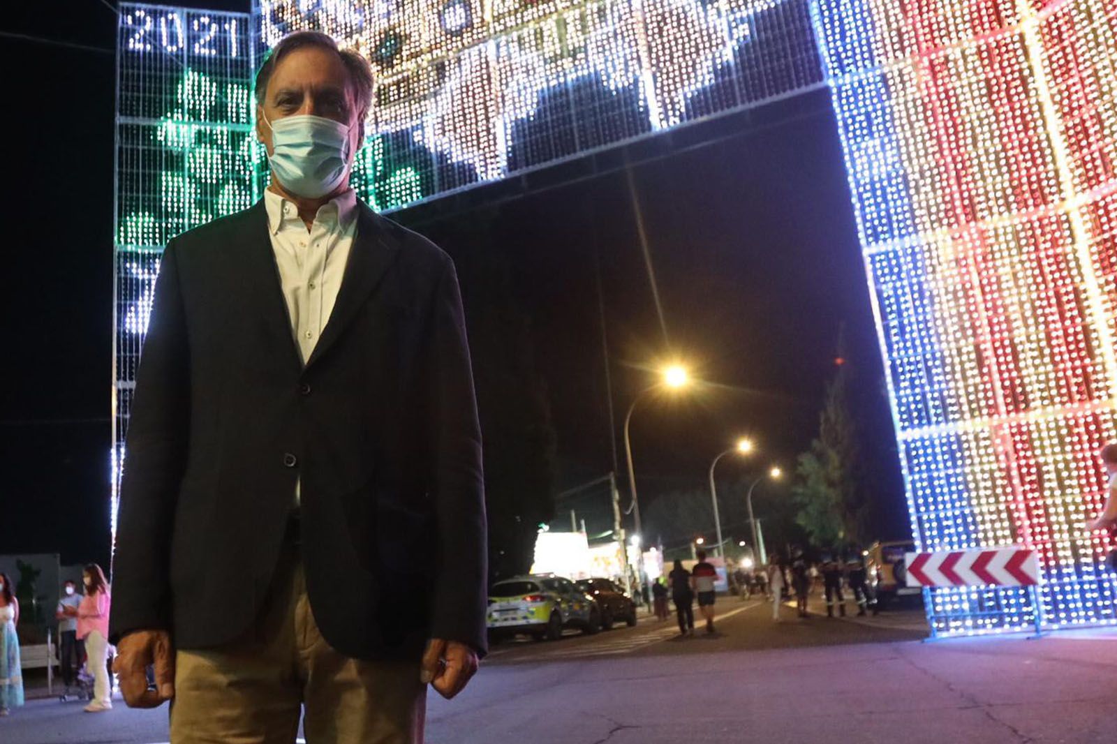 El alcalde, Carlos García Carbayo, en la iluminación del pórtico del Recinto Ferial | Foto: JOTA