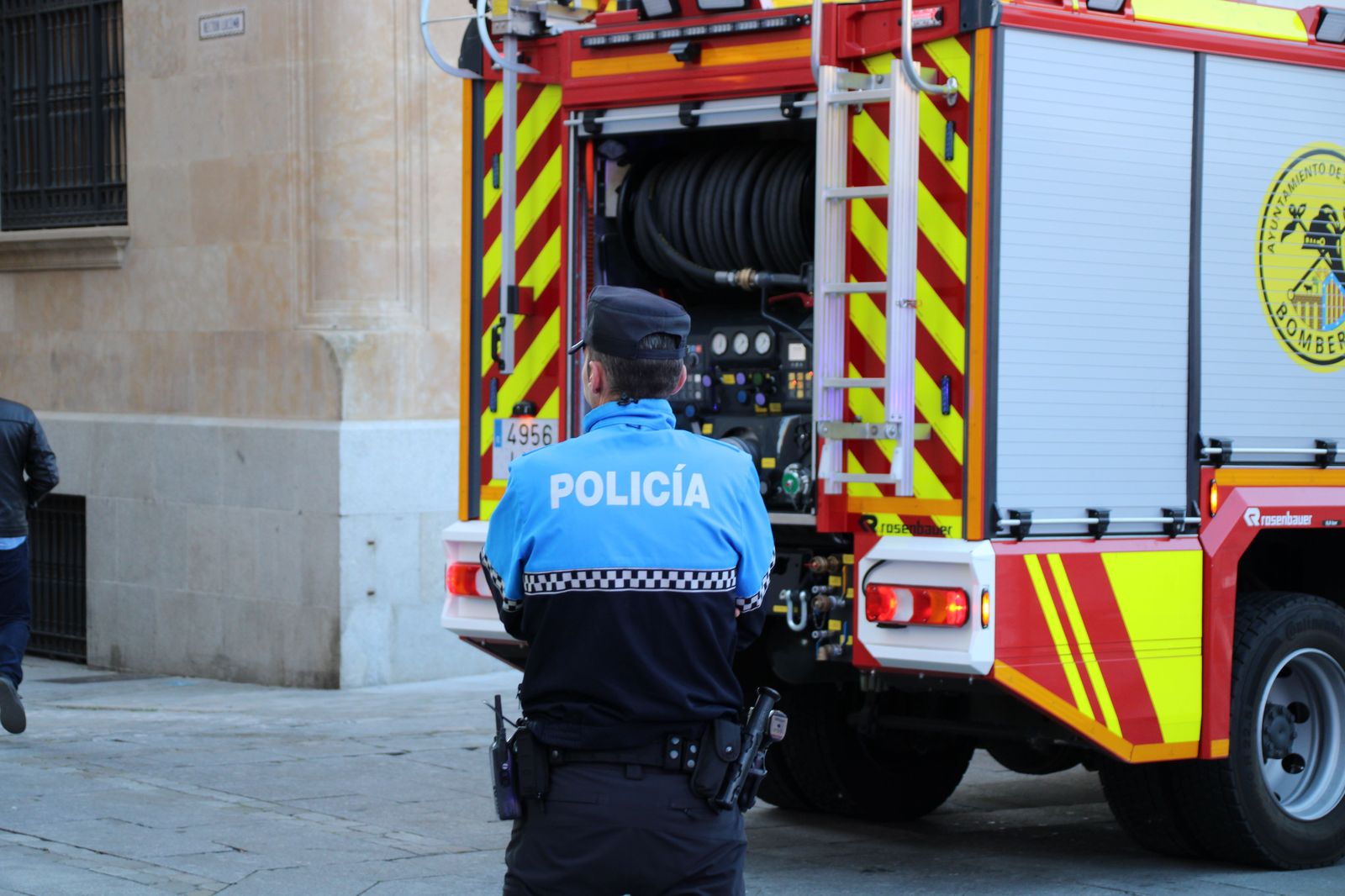 bomberos-y-policia-local-trabajan-en-el-desalojo-de-una-oficina-bancaria-de-caixabank-en-la-calle-zamora-12