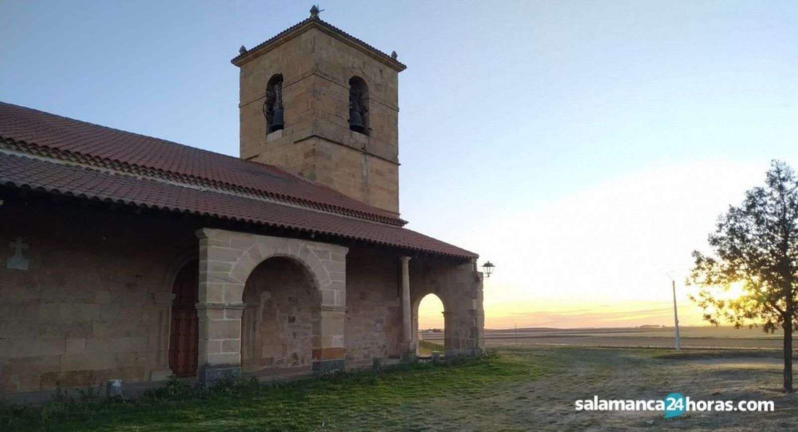 El campanario de una iglesia salmantina