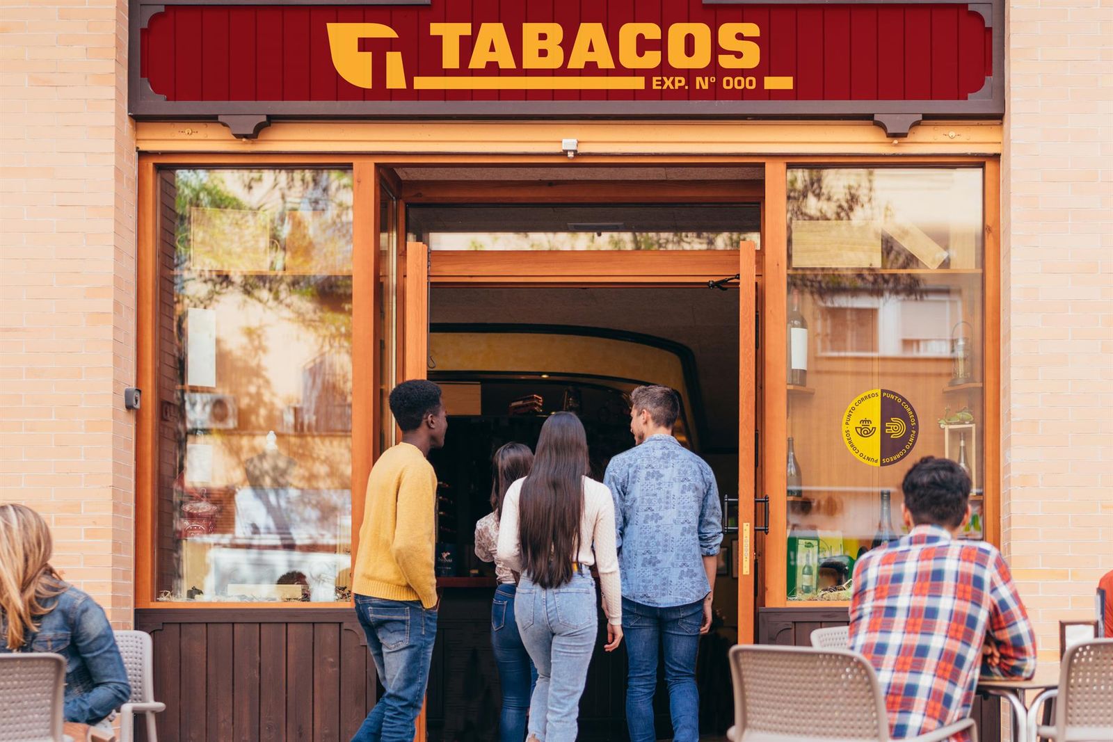 Correos Express y la Unión de Estanqueros se alían para ampliar la red 'Punto Correos'.