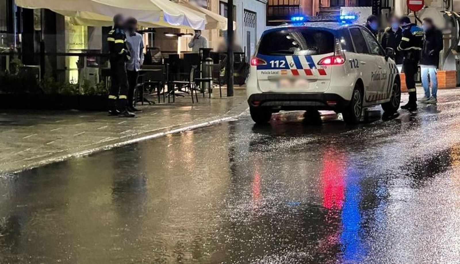 La Policía Local, esta pasada noche, controlando el cumplimiento del toque de queda