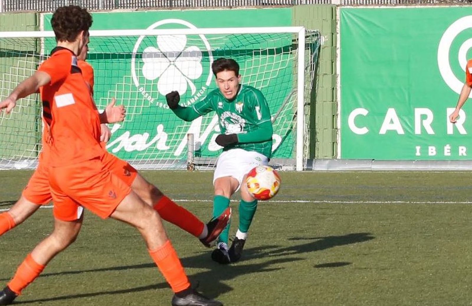 Alberto Martín dispara para marcar el 1 0 ante La Virgen del Camino