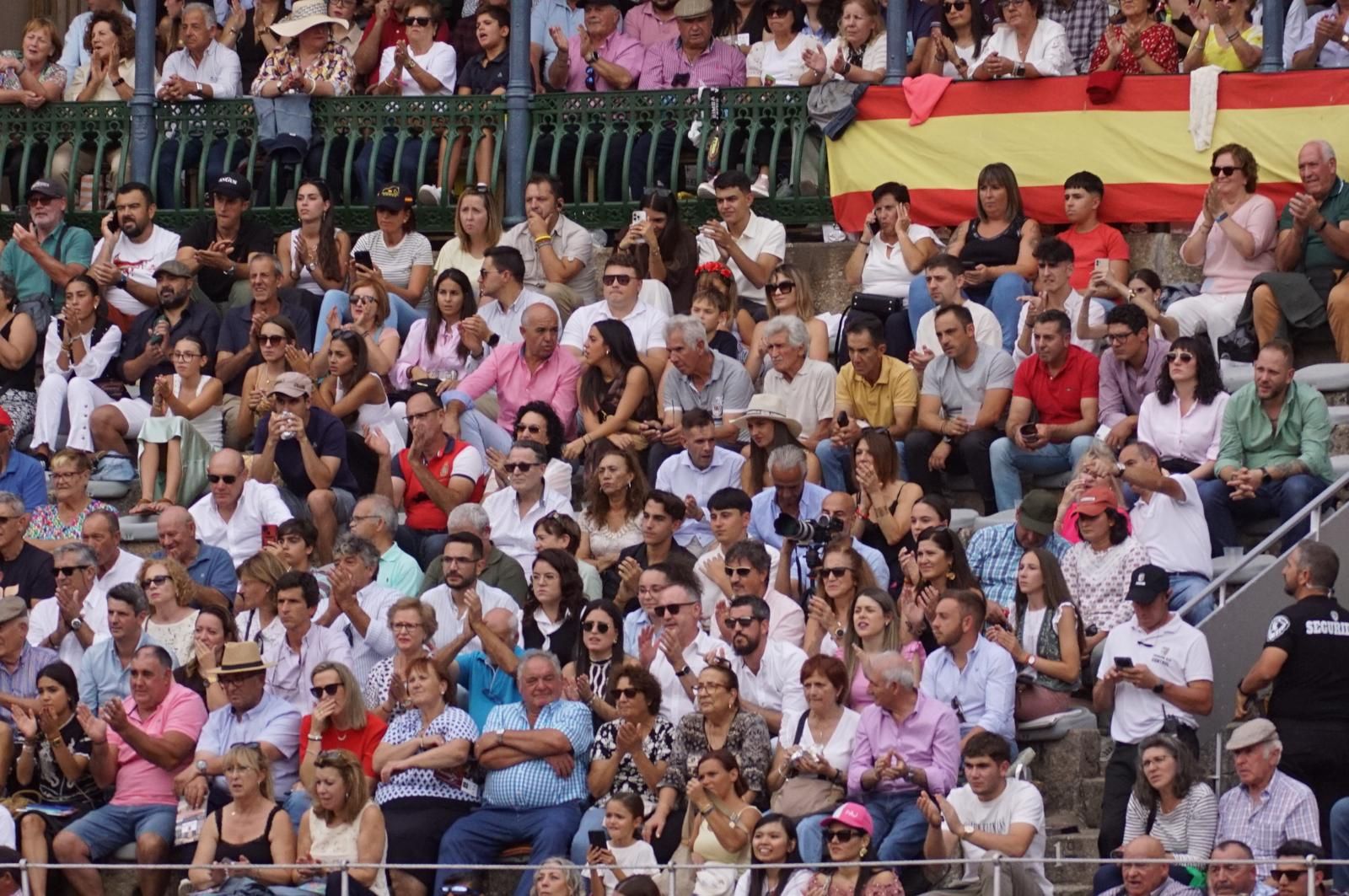 Expectación por ver los caballos de rejoneo en La Glorieta: imágenes del ambiente en los tendidos y en el patio de cuadrillas