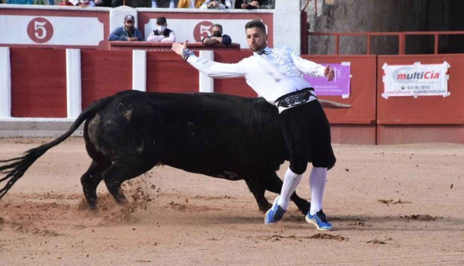 Un recortador en el concurso de cortes de Zamora
