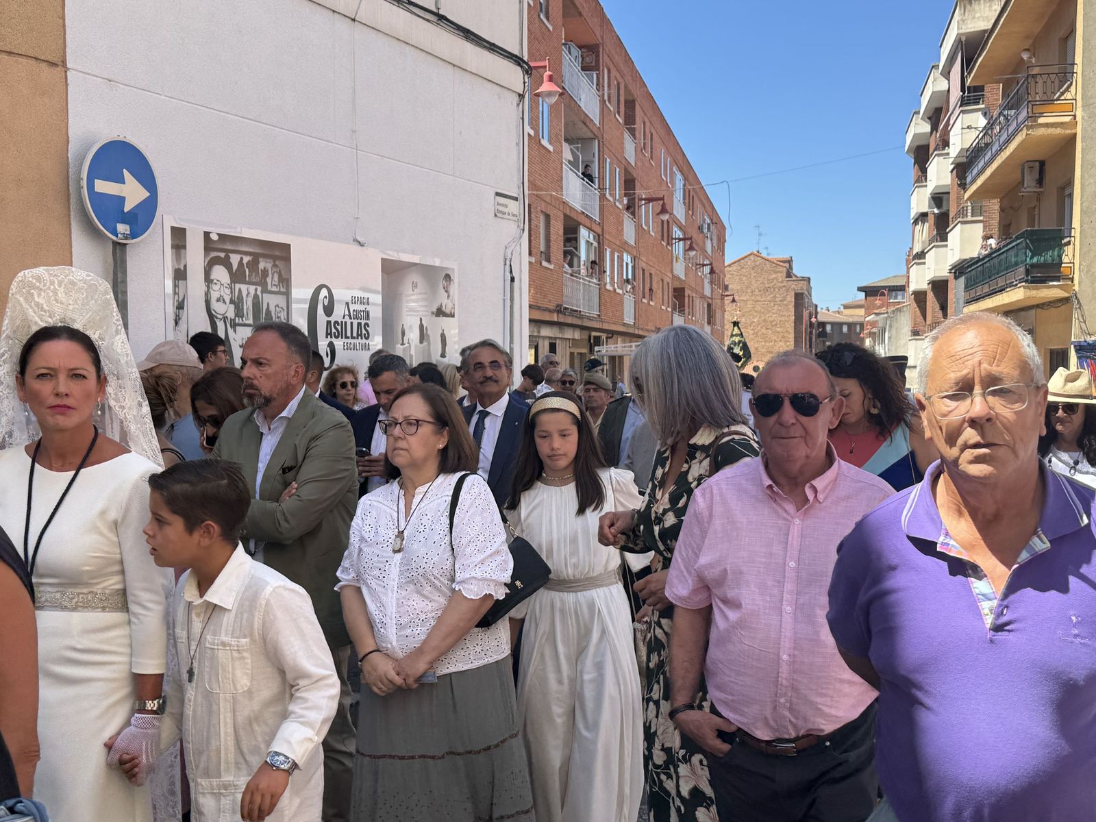 Misa solemne en honor a Santa Marta y a continuación procesión y vino español en el paseo fluvial.