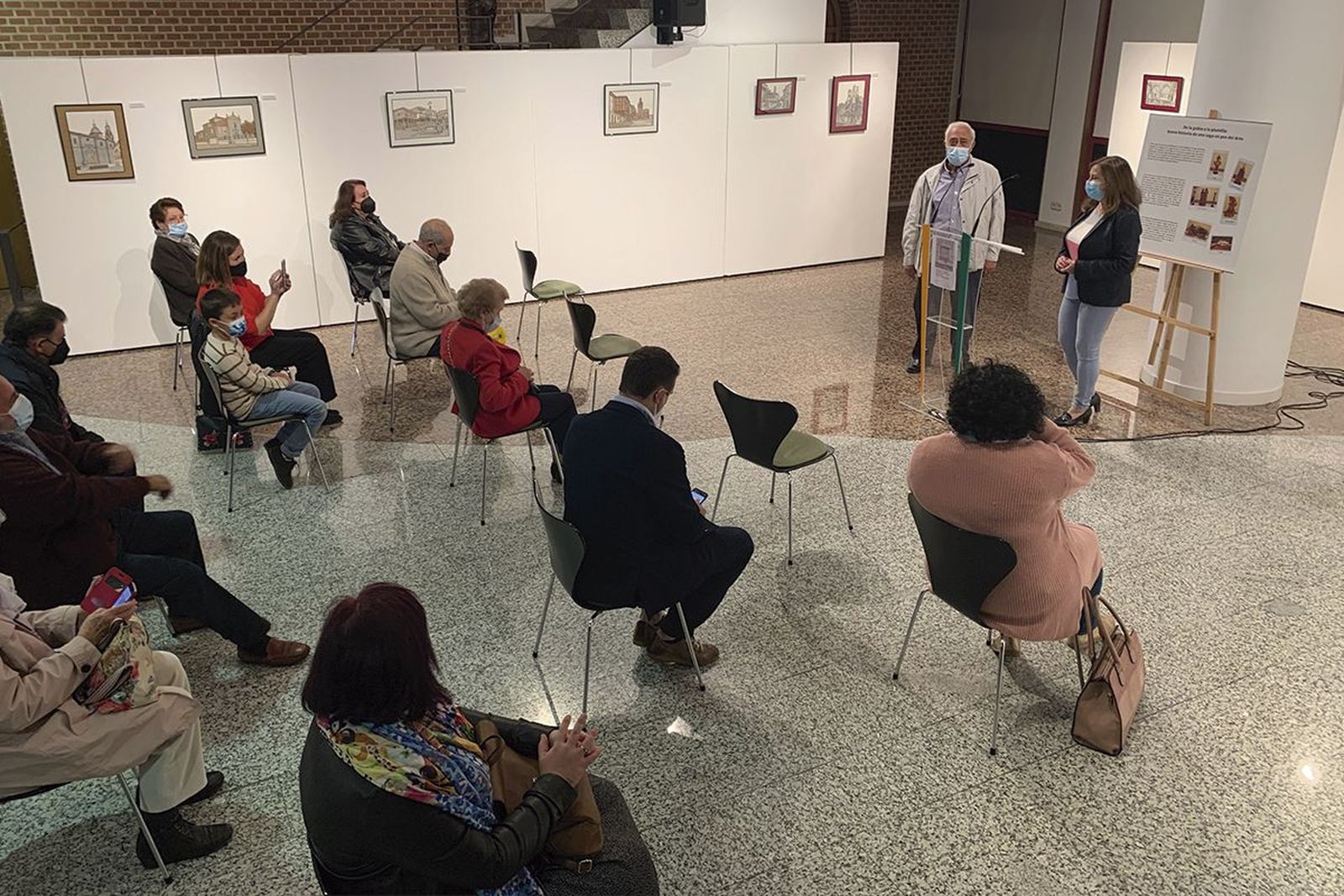 La alcaldesa de Peñaranda, Carmen Ávila, junto al autor, Pablo Fernández, en la inauguración de la exposición