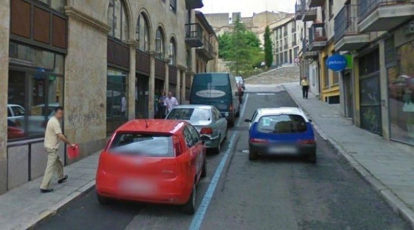 Un joven atraca a una anciana a la salida de un supermercado en el paseo de Canalejas