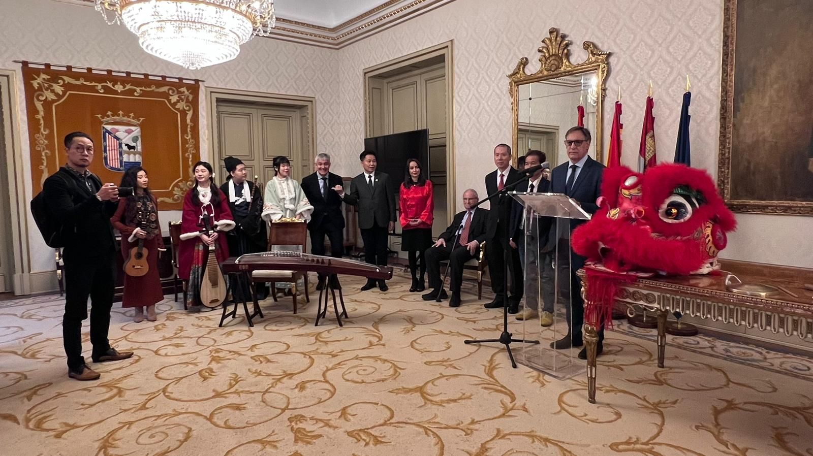 El alcalde ofrece una recepción a la delegación china que se encuentra en Salamanca con motivo de la celebración del Año Nuevo Chino