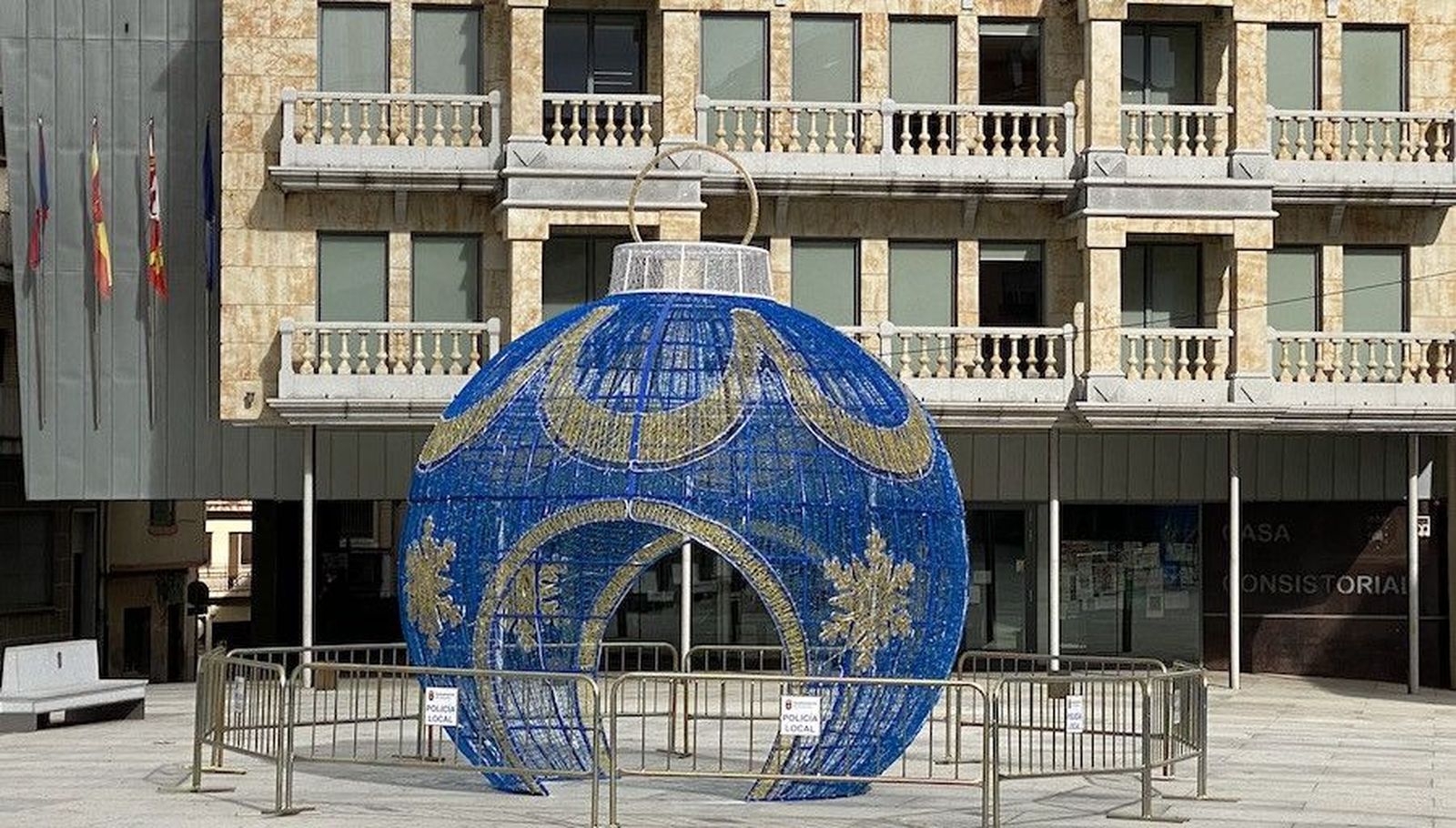 Bola de Navidad en plaza Mayor Guijuelo