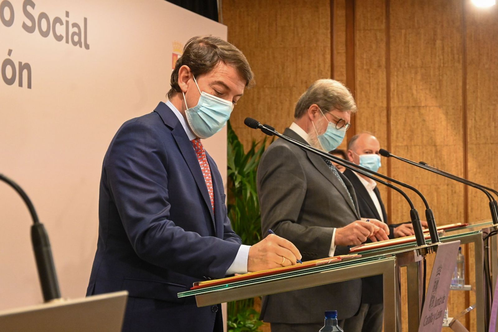 Mañueco en la firma del acuerdo del Diálogo Social