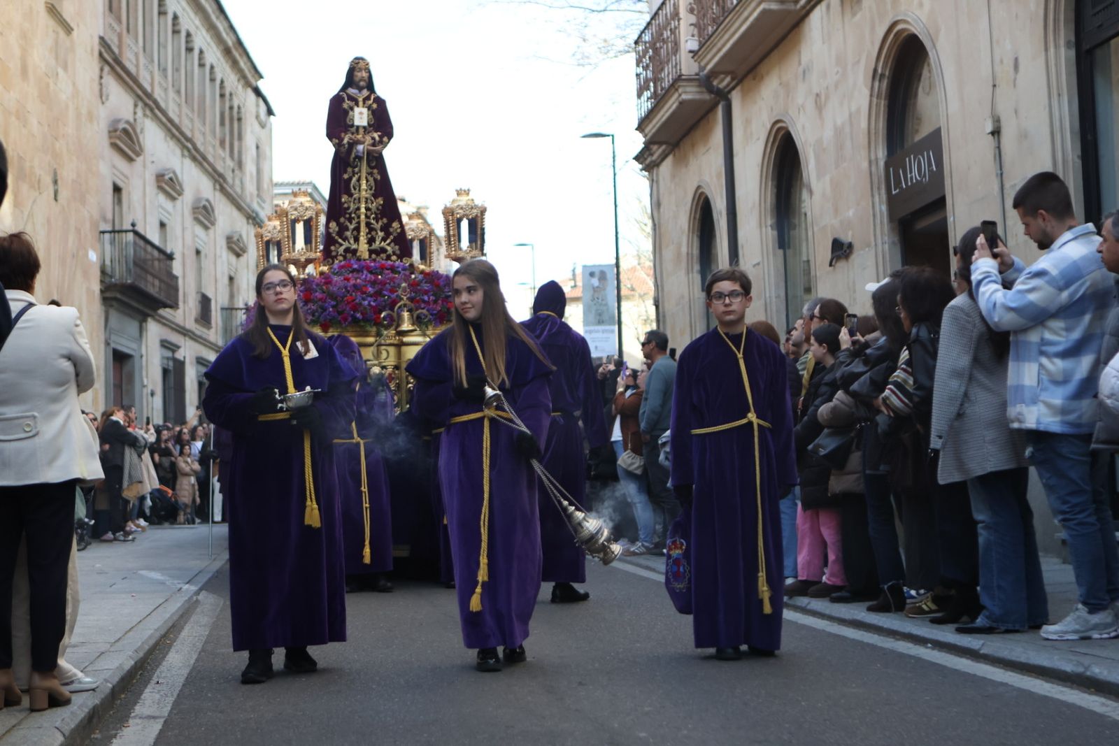 Jesús Rescatado procesiona en Salamanca con su nueva túnica y la atenta mirada de cientos de fieles