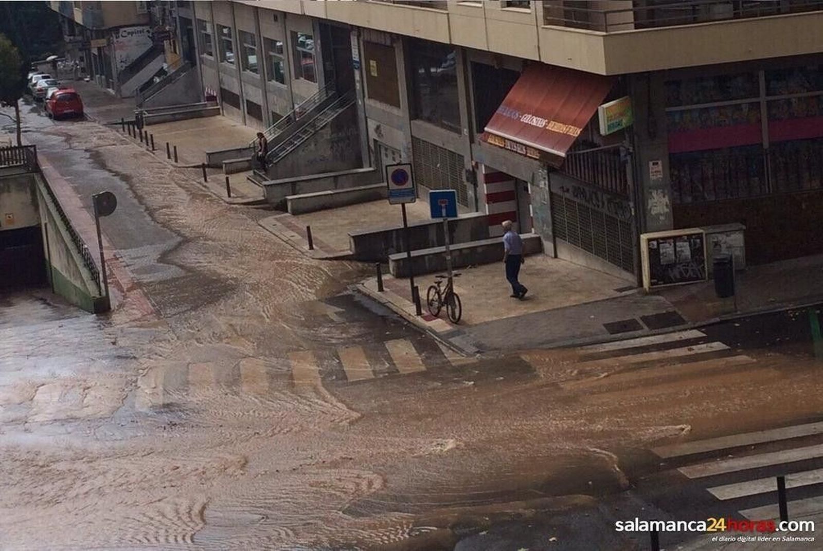 Un espectacular reventón en la avenida de Villamayor inunda la plaza Carmelitas