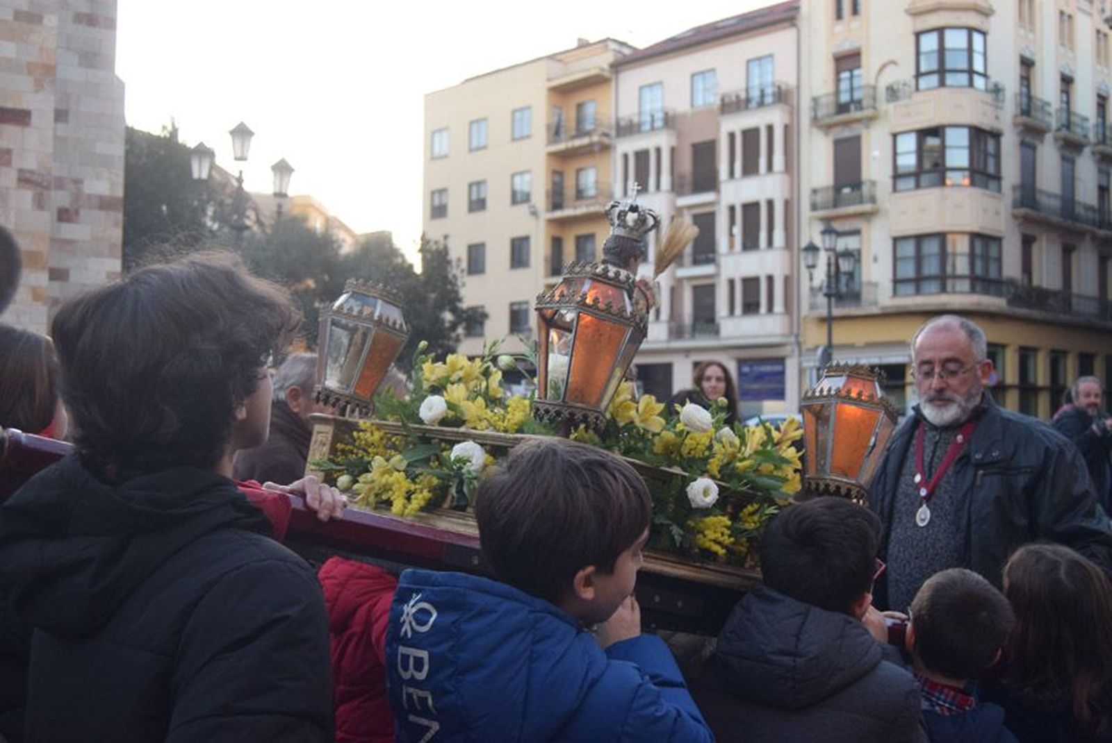 las-candelas-vuelven-a-unir-la-iglesia-de-san-juan-con-la-de-san-vicente-107