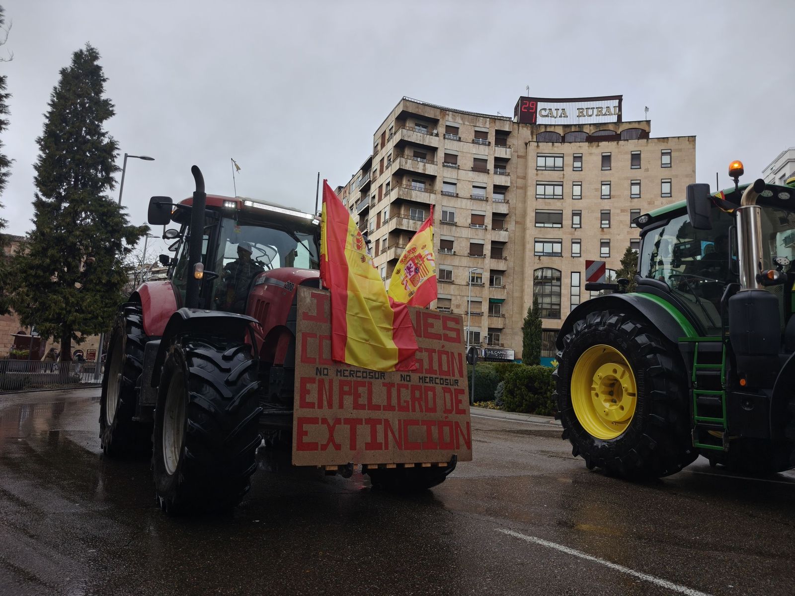 En imágenes la marcha con tractores y vehículos de campo en Salamanca en protesta contra Mercosur