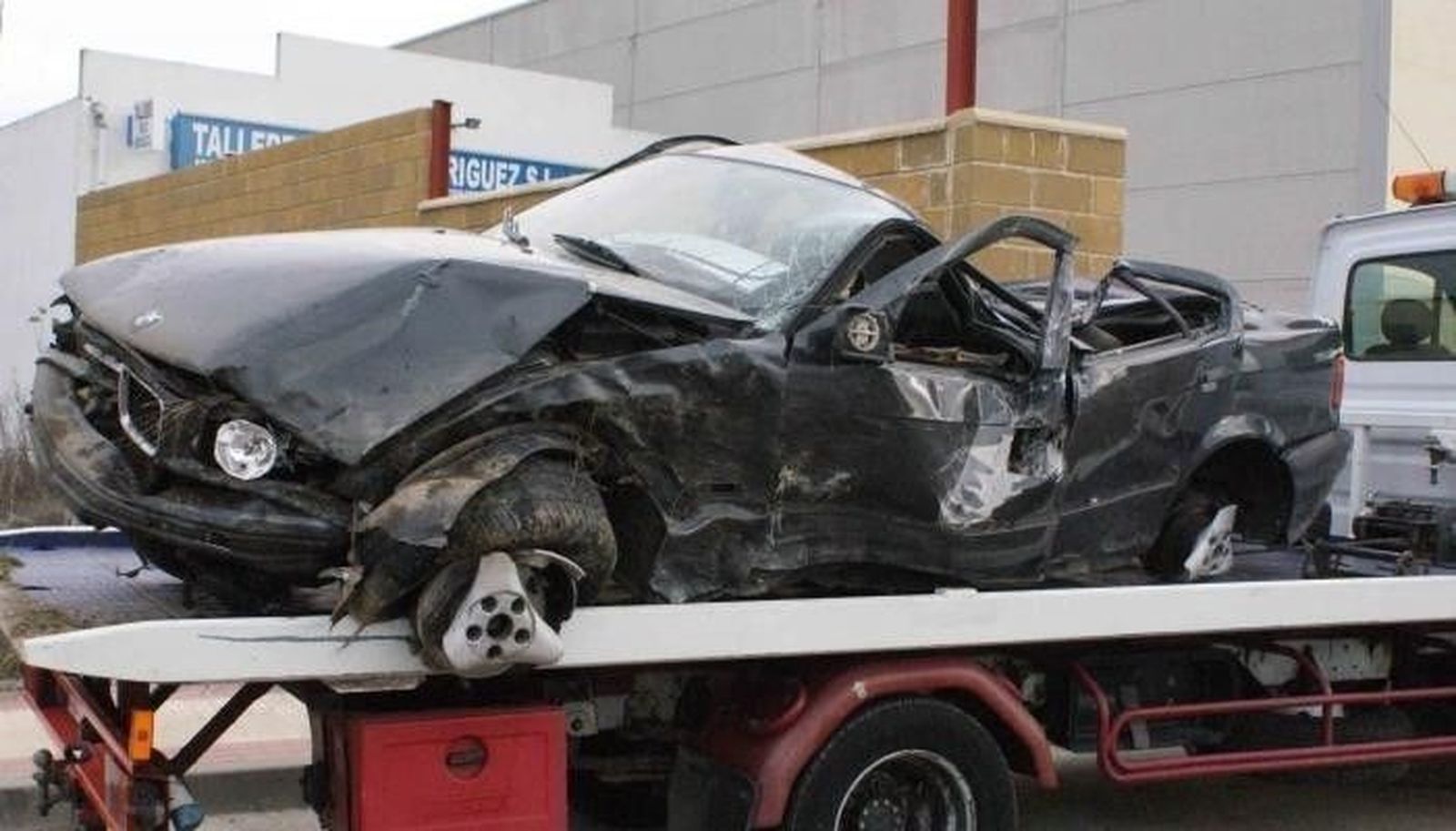 Un herido grave al colisionar con una pared y volcar en Peralejos de Abajo