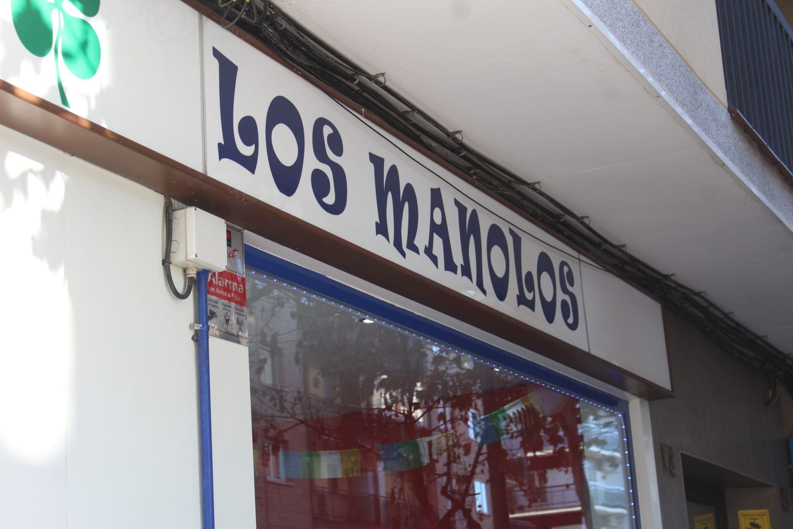 el-quinto-premio-86-007-toca-en-la-administracion-los-manolos-en-el-paseo-del-rollo-foto-carlos-h-1