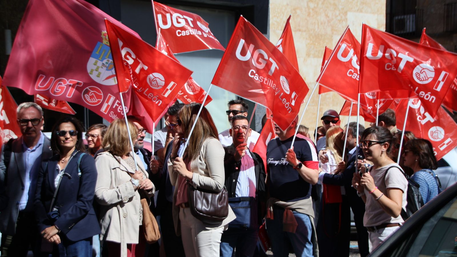 Protesta a las puertas del Banco Santander de la plaza de los Bandos por el despido de una trabajadora