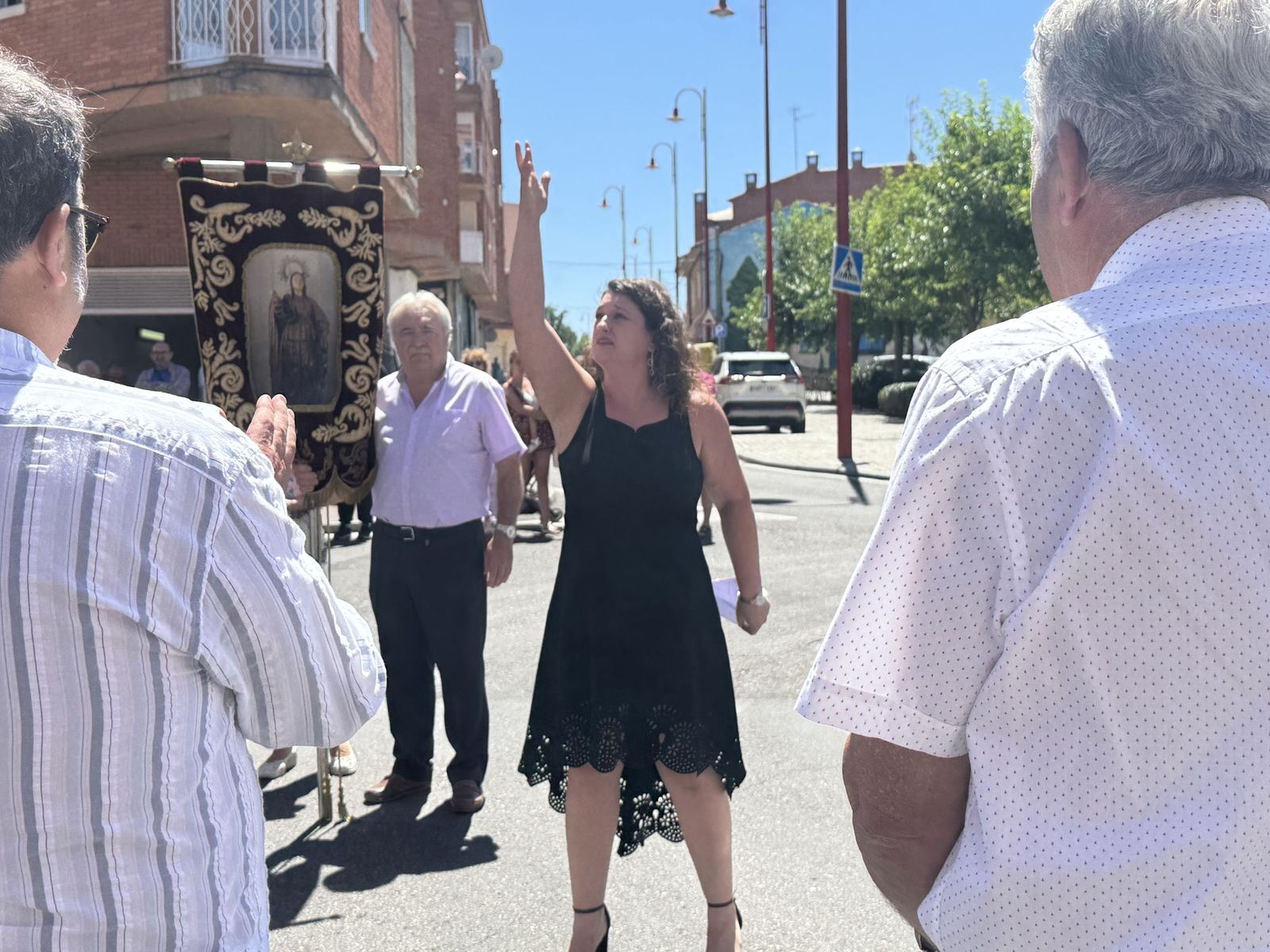 Misa solemne en honor a Santa Marta y a continuación procesión y vino español en el paseo fluvial.