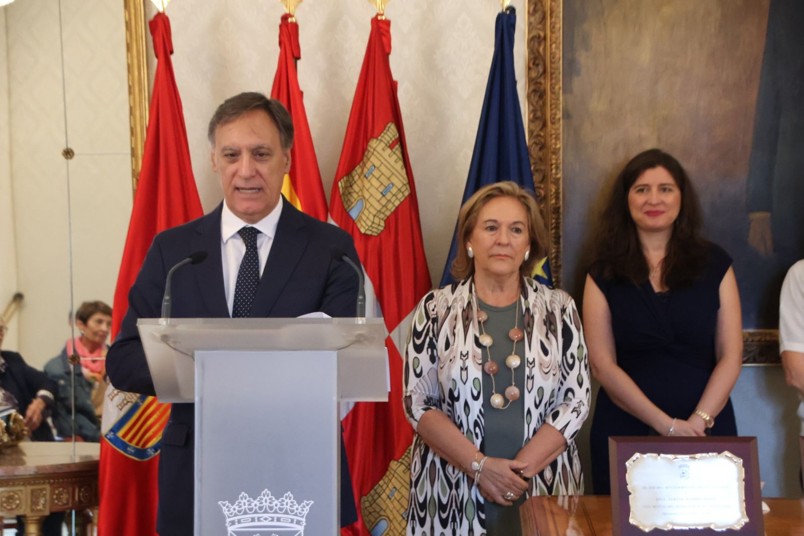 El alcalde de Salamanca, Carlos García Carbayo, preside el homenaje a personas centenarias de la ciudad