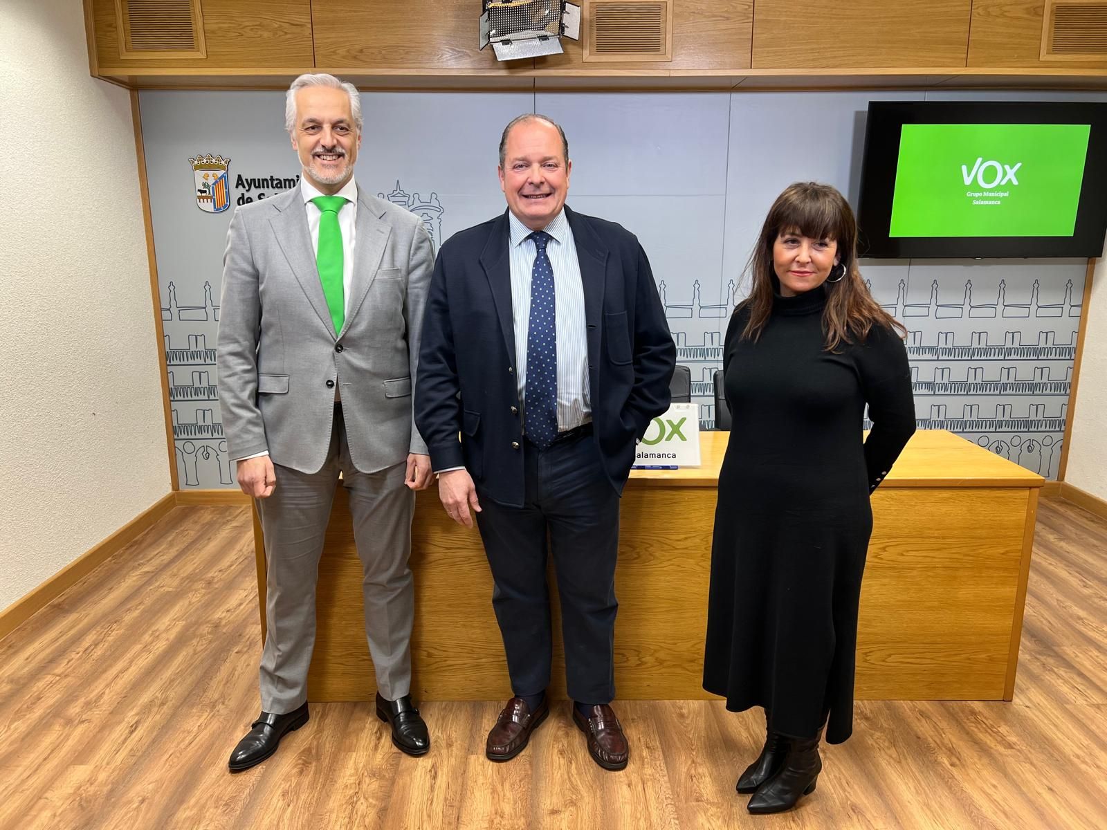 Ignacio Rivas, portavoz del Grupo VOX en el Ayuntamiento de Salamanca, junto con los concejales de la Alejandro Pérez de la Sota y María Carpio Pérez