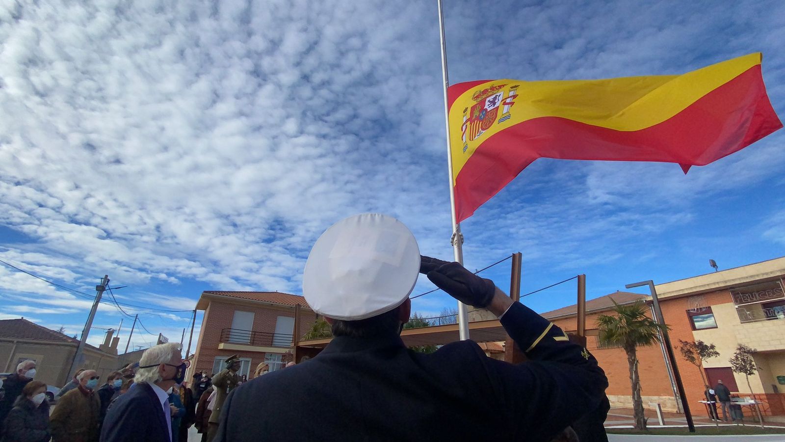 Izado de bandera en Roales del Pan para inaugurar la nueva imagen de la Plaza Mayor
