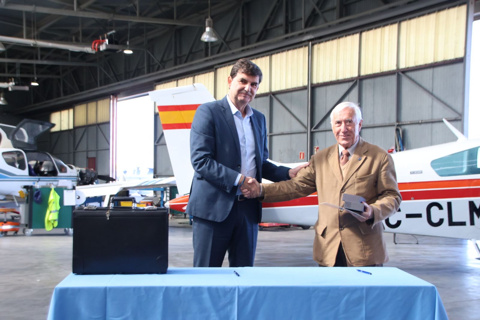 SENASA entrega una avioneta histórica, a la Fundación Infante de Orleans