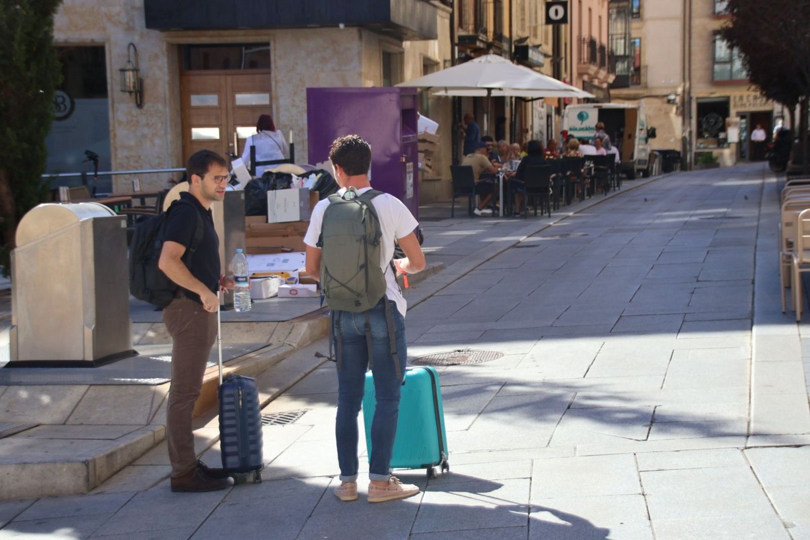 Gente con maletas por Salamanca. Foto de archivo